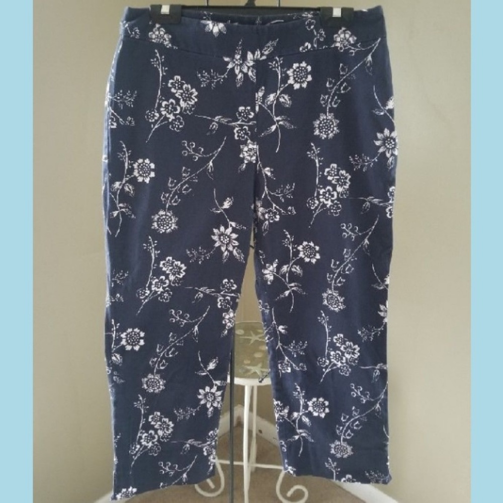 Madison & Max navyblue flowerprint stretchy capris